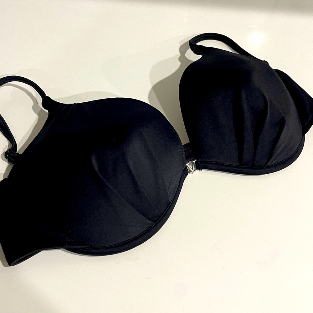 🙋🏻‍♀️2 for $30 when you bundle Venus black plunge DD bikini top